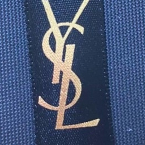 今年的女神节，我收到了一份令人惊喜的礼物——YVES SAINT LAURENT 明彩轻垫粉底液