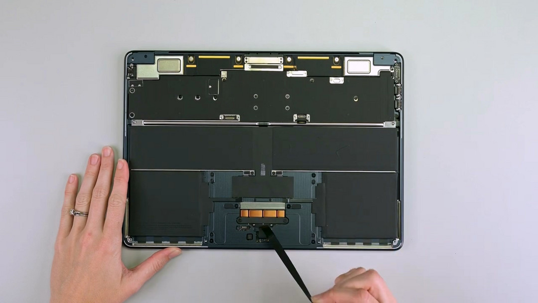 苹果 M3 MacBook Air 拆解：确认改用 2 个 128GB 存储芯片