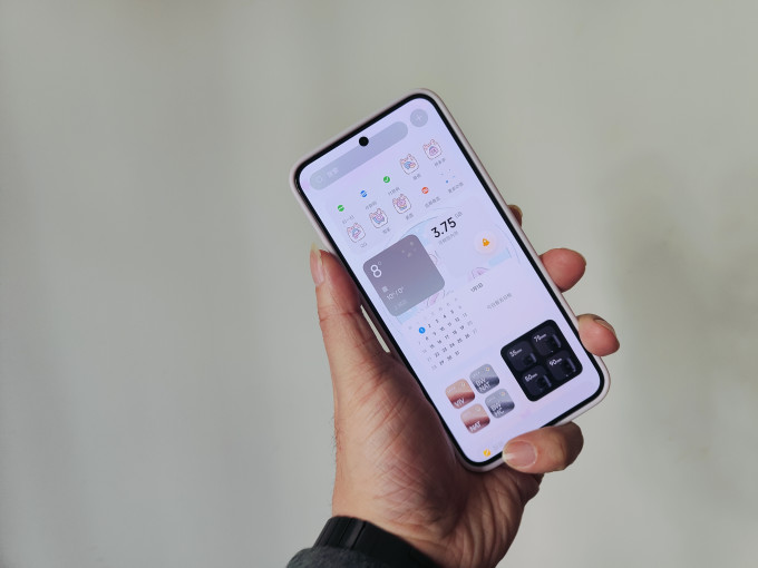 小米14小屏旗舰,女生手中的时尚利器