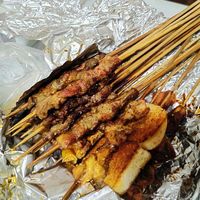 吃午餐了，爆炒鱿鱼花配米饭和烤肉