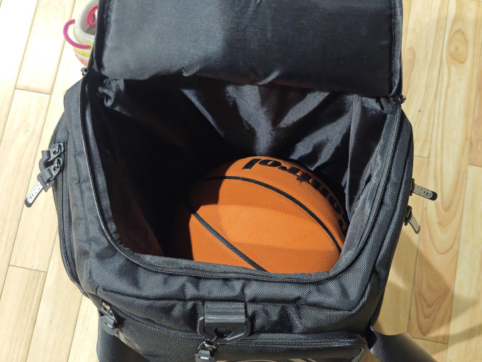 篮球网红球员推出的篮球包感觉还不错
