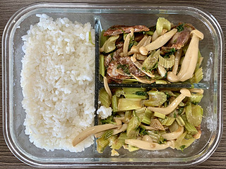 自己带饭：米饭+白玉菇炒腊肠+炒芹菜