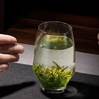 茶香纯正，好喝，无负担，办公室里的特级龙井茶分享。