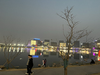 郑州北龙湖银泰商业运营的不错，周末人气旺盛