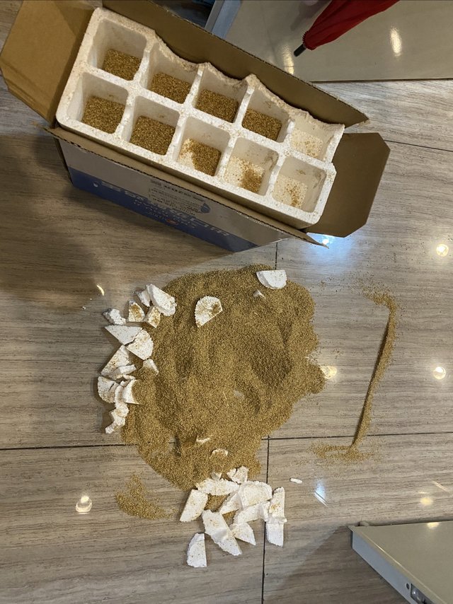 快递打破仨，拆包装又抠破仨