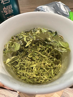 绿茶，以其清新脱俗的品质和淡雅的香气而闻名。