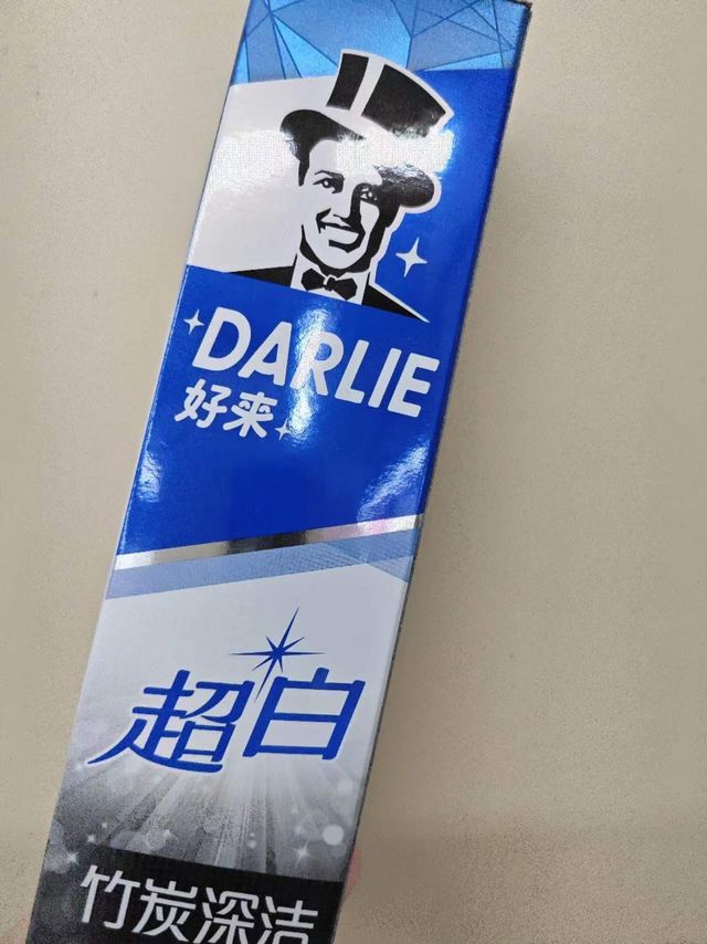 好来超白竹炭深洁牙膏，牙齿白白就靠它！