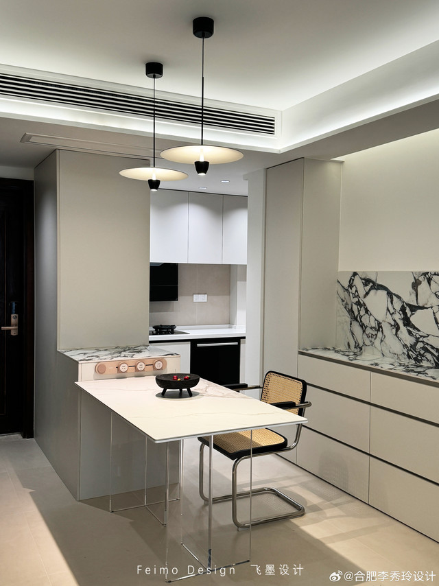 小户型现代风格，让你爱上小家的魅力～✨嵌入式设计+底部悬空玄关柜，打造隐藏收纳，让小户型的空间利用最大化。✨电视背景墙做了石膏线+乳胶漆装饰，壁挂电视机+投影幕布组成家庭观影系统。✨精致优雅的装饰也不