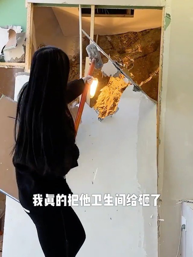 趁爸妈不在家，我真的把厕所修成了透明的！