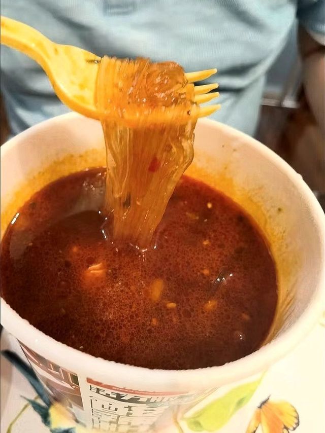 打工人的带饭日记，午饭方便速食酸辣粉