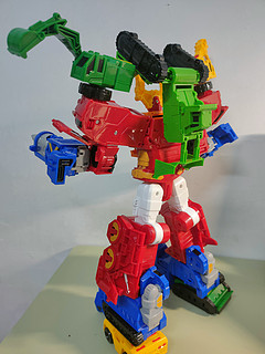 咖宝车神变形玩具，超酷的六合体创建巨人