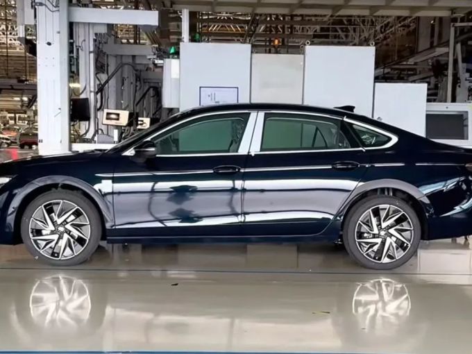 迈腾b9没你想象的那么丑万众期待的新迈腾终于看到了实车单单看外表就