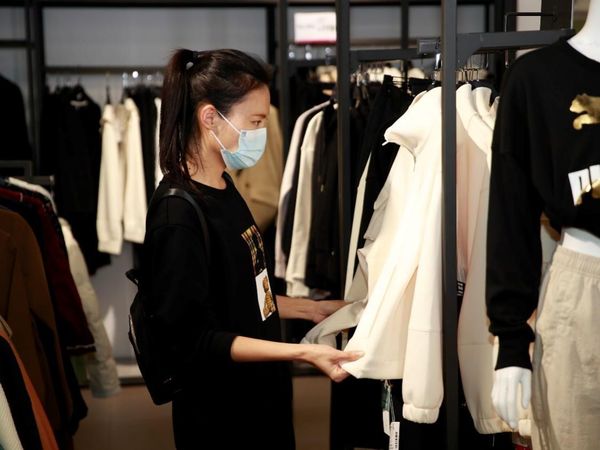 在唯品会打折买衣服，体验到了花小钱买大牌的快感