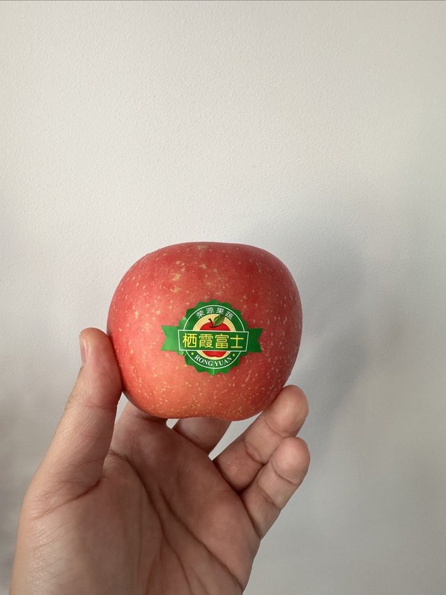 一只漂亮的苹果，不仅是营养的来源，更是你快乐的小确幸。