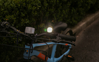 💡迈极炫车灯照亮孩子夜骑的路：✅选择合适的车灯，为家庭打造一个既安全又充满乐趣的夜间骑行体验