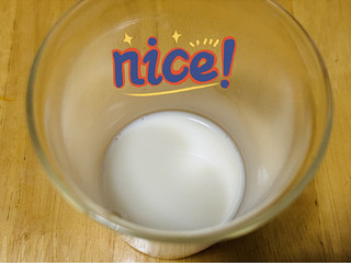 为了做一杯纯正且健康的燕麦拿铁，我买了一盒原生膳食纤维的燕麦奶！