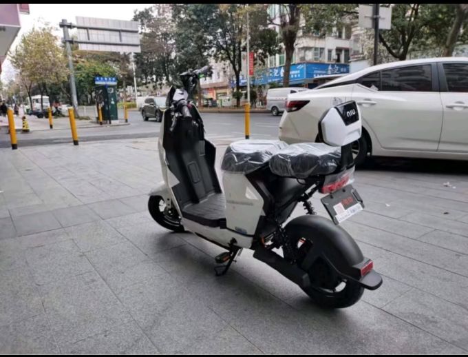 01锂电池驱动小牛f200电动自行车绿色出行新选择