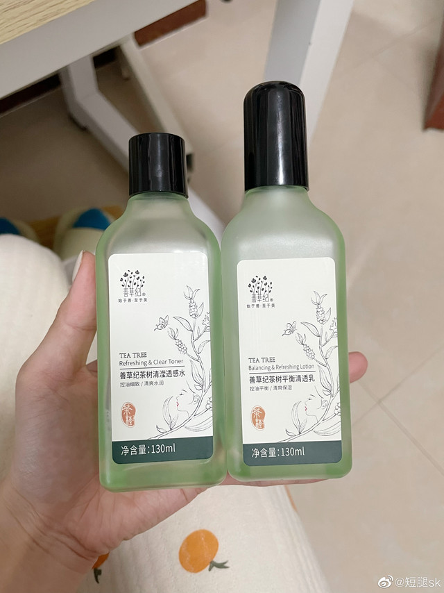 双十一我给我表弟表妹都买了善草纪清影版茶树水乳哈哈哈哈，不知道给长痘的青春期小朋友和油皮男朋友买啥的，可以无脑冲这套。 用这套水乳➕壬二酸或者阿达帕林，就是完整的祛痘通路了。 【控油+抑菌+改善微环境