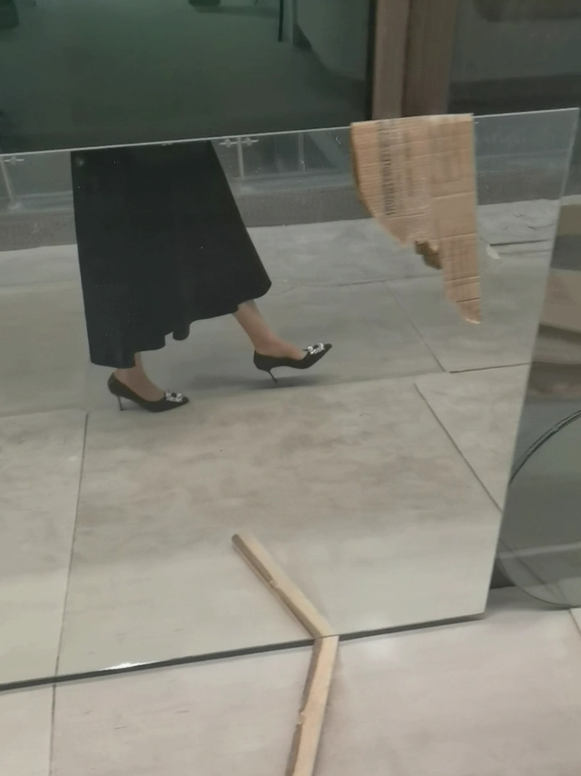 偶遇一面大镜子，咔咔一顿拍