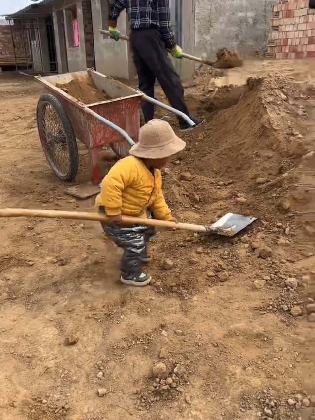 小娃娃在农村大人干啥他也要干