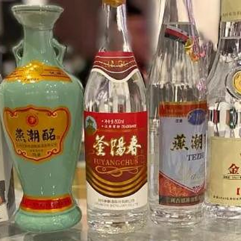 买白酒时，瓶身这2个“特征”最关键，学会后再也不怕踩雷