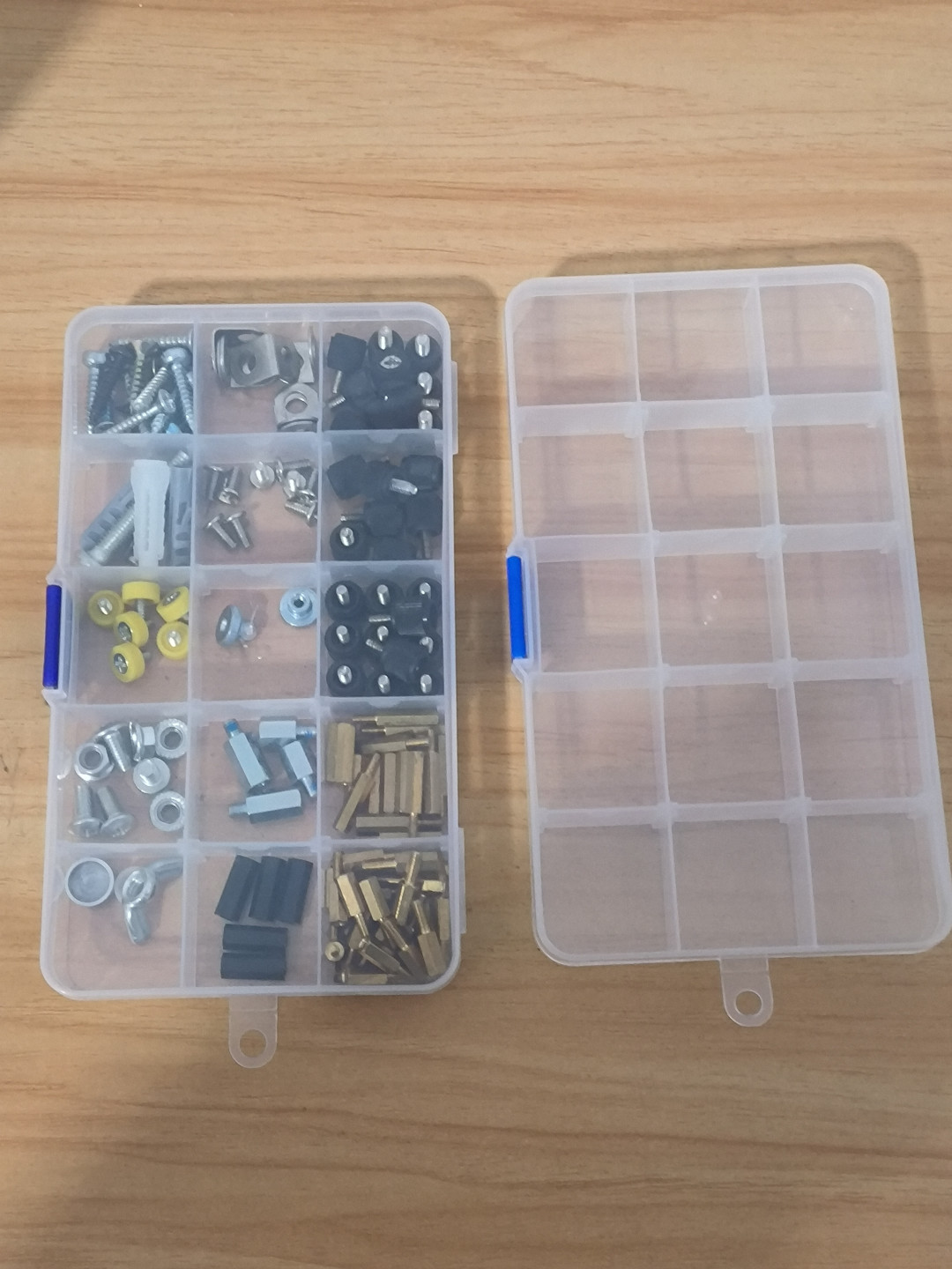 在不同地方买到了几乎相同的螺丝收纳盒.