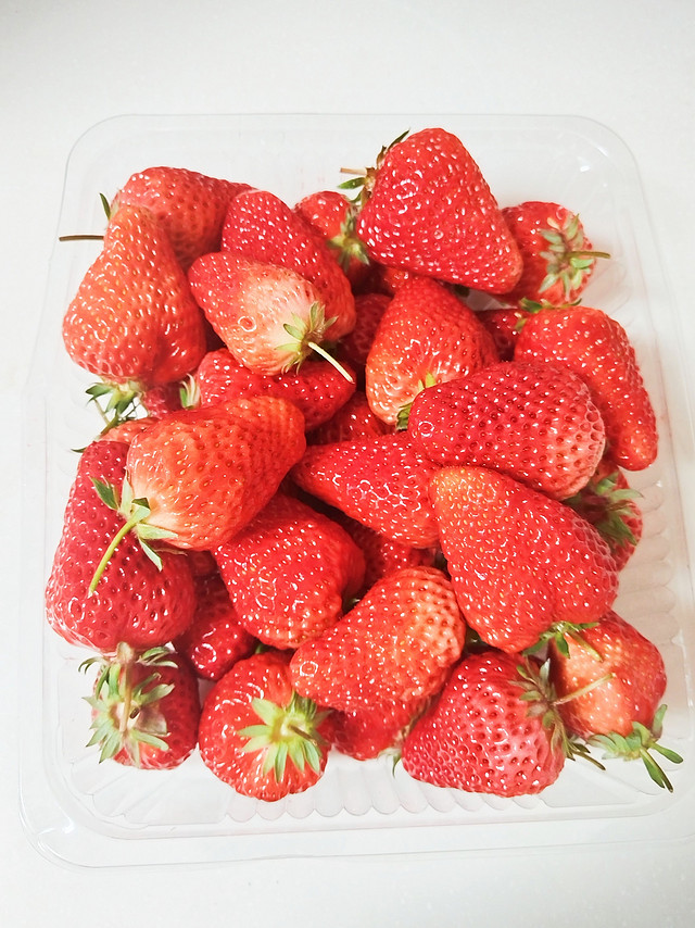 春天和草莓很配，打工人多吃点水果补充维生素～