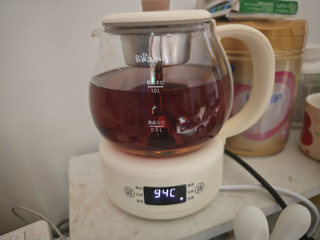 一杯春茶，小酌一杯英红九号纯正红茶。