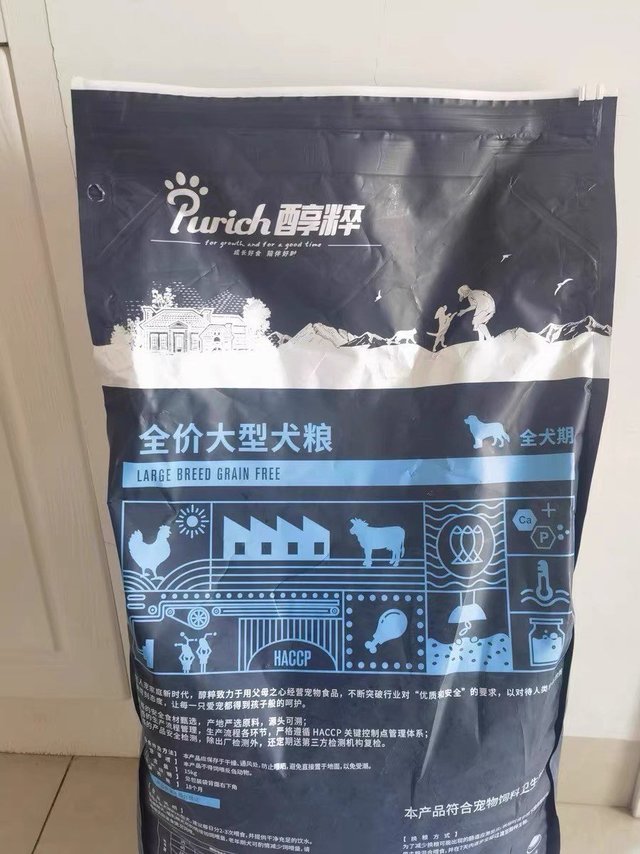 在选择狗粮时，需要根据狗狗的年龄、体重、品种和活动量等因素来选择适合的狗粮。