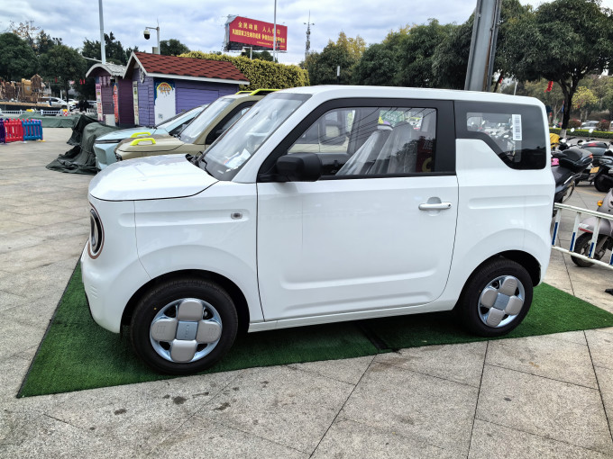真卷啊给日本人干emo的五菱宏光miniev看到这台竞品也得emo了吧