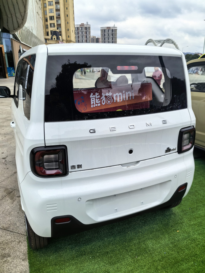 真卷啊给日本人干emo的五菱宏光miniev看到这台竞品也得emo了吧
