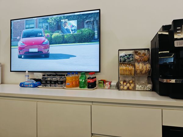 在特斯拉服务中心喝什么茶？波兰的你信不？