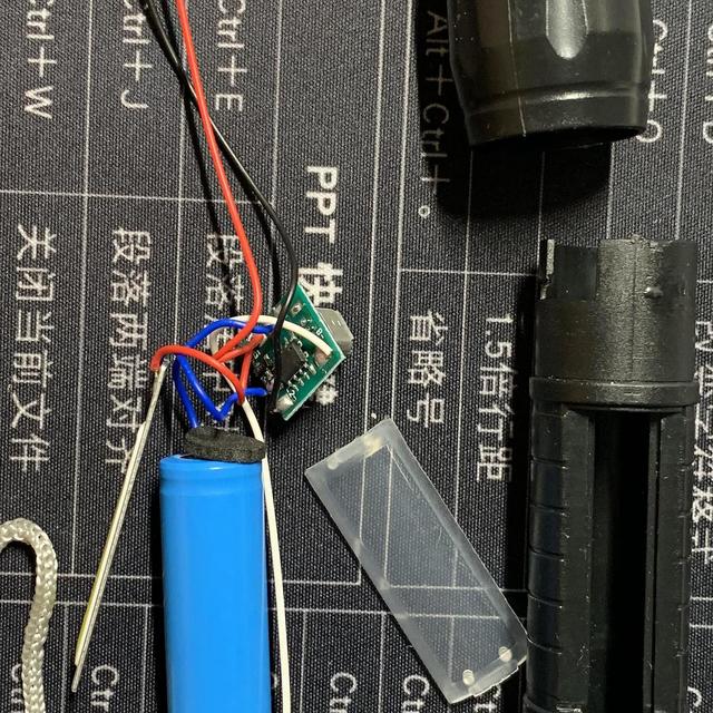 强光手电拆解更换电池