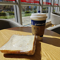 一个三明治+一杯热咖啡，完美的午饭！