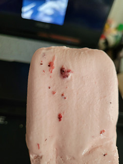 有草莓果粒的甄草莓冰淇淋