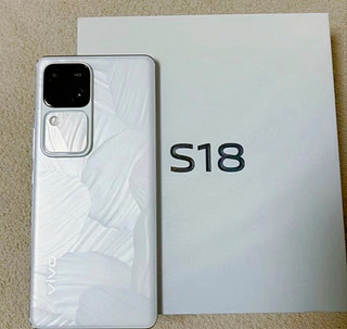 vivo S18，难得一见的白色优雅手机