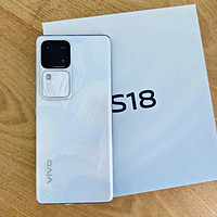 vivo S18，难得一见的白色优雅手机