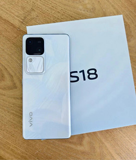 vivo S18，难得一见的白色优雅手机