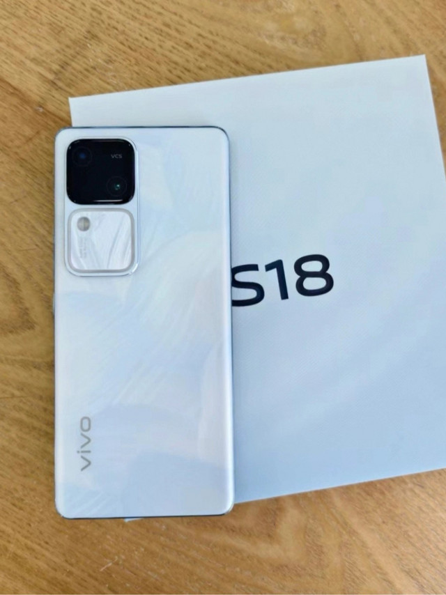 vivo S18，难得一见的白色优雅手机