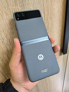 性价比最高的小折叠手机，Moto razr40
