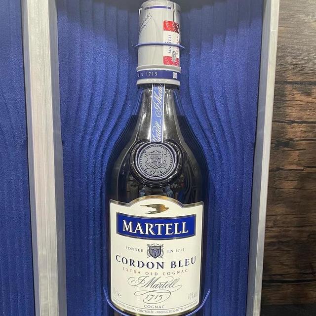 其实干邑白兰地也是瓶子党，今天分享一款干邑白兰地——马爹利的蓝带100