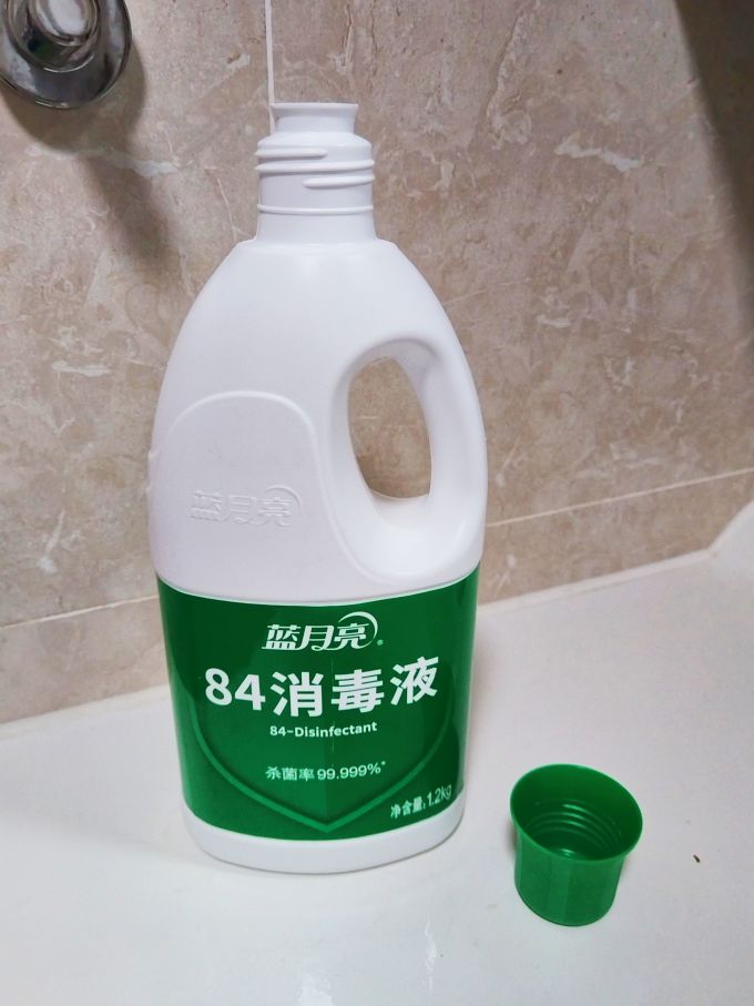 一元购的蓝月亮84消毒液用来刷马桶也不错