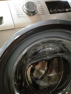 海尔滚筒式洗衣机，让洗衣更轻松！