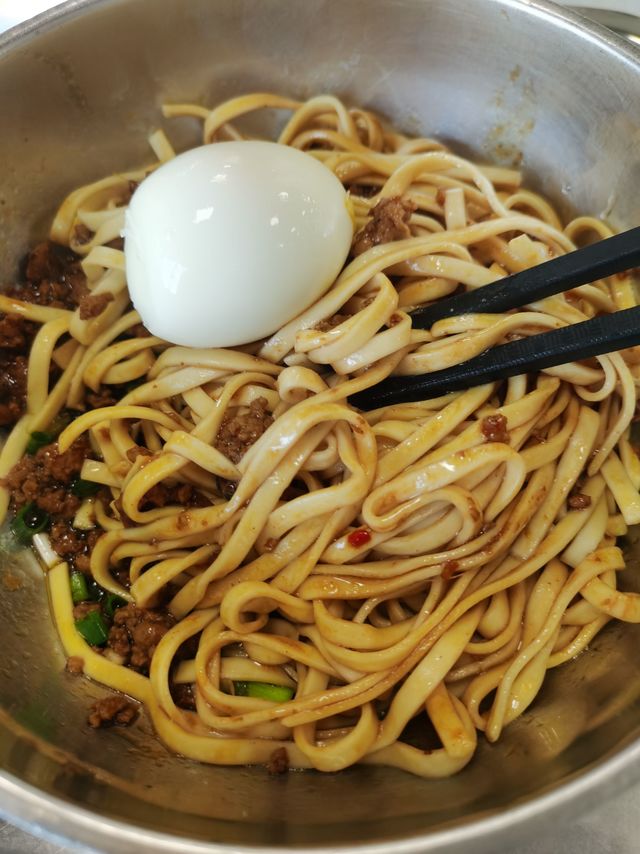 自制炸酱面，看着还行，吃起来也不错