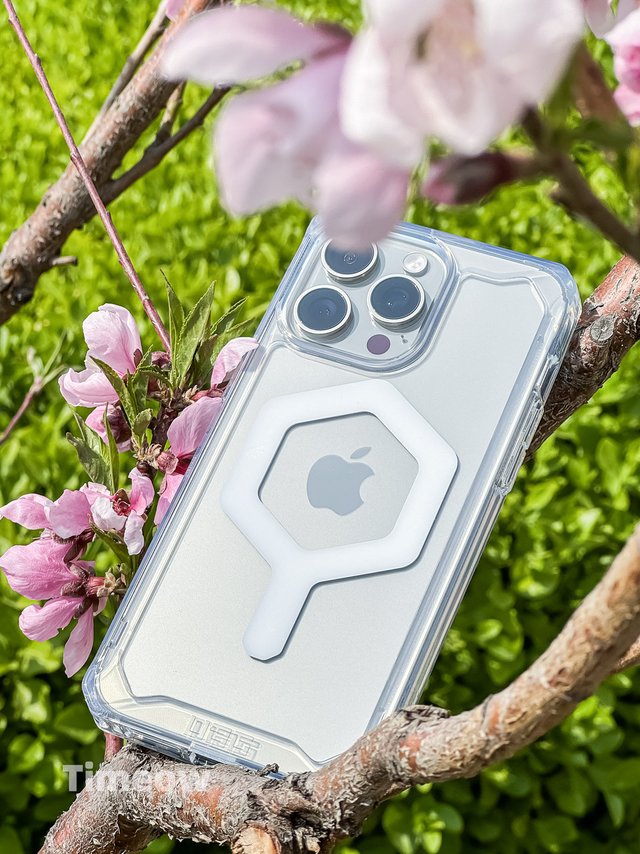 和老婆一起用上了超抗摔的UAG晶透手机保护壳 