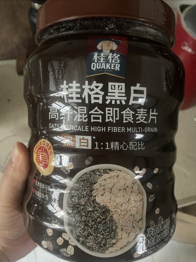 桂格黑白混合麦片,之前没见过,趁着有优惠买了一罐,口感还不错。