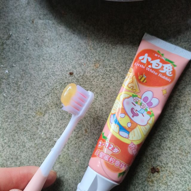 小白兔牙膏，牙齿白又白