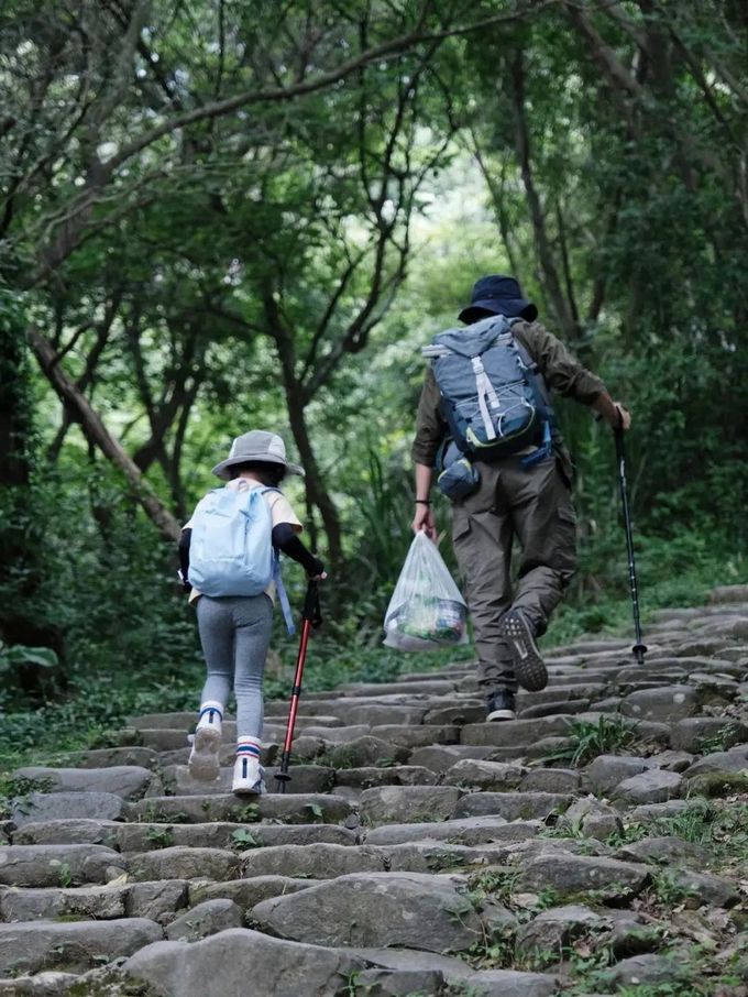 探路者童鞋