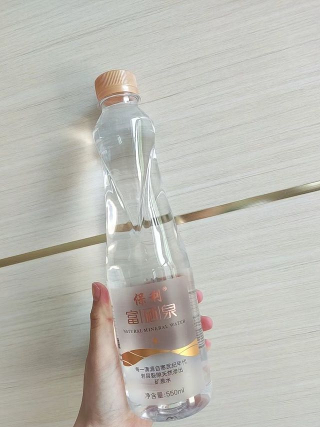 啊啊啊啊室友给的水好好喝！！