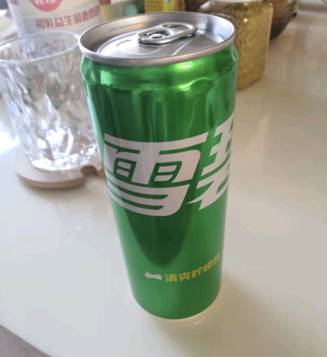 可口可乐(coca-cola)雪碧sprite柠檬味汽水碳酸饮料330ml*24罐摩登罐